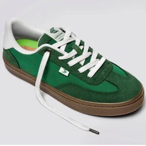 Cariuma Emerald and White Low-Top Sneakers